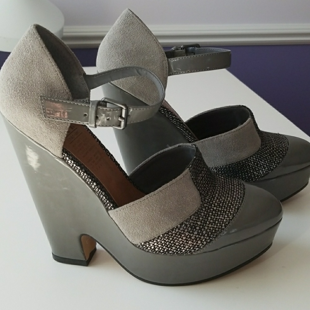 Shoes - Picture 2 of 8
